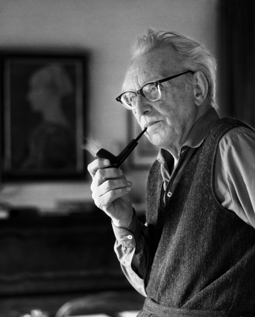 El compositor Carl Orff con su pipa